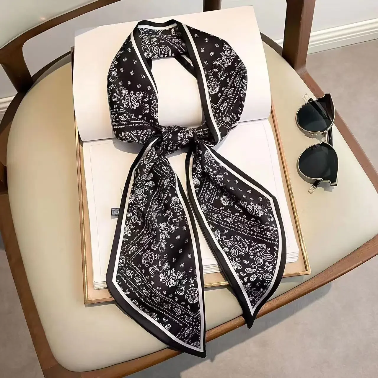 Travel Accessories Luxury - Wąski szalik z nadrukiem, w kratę,