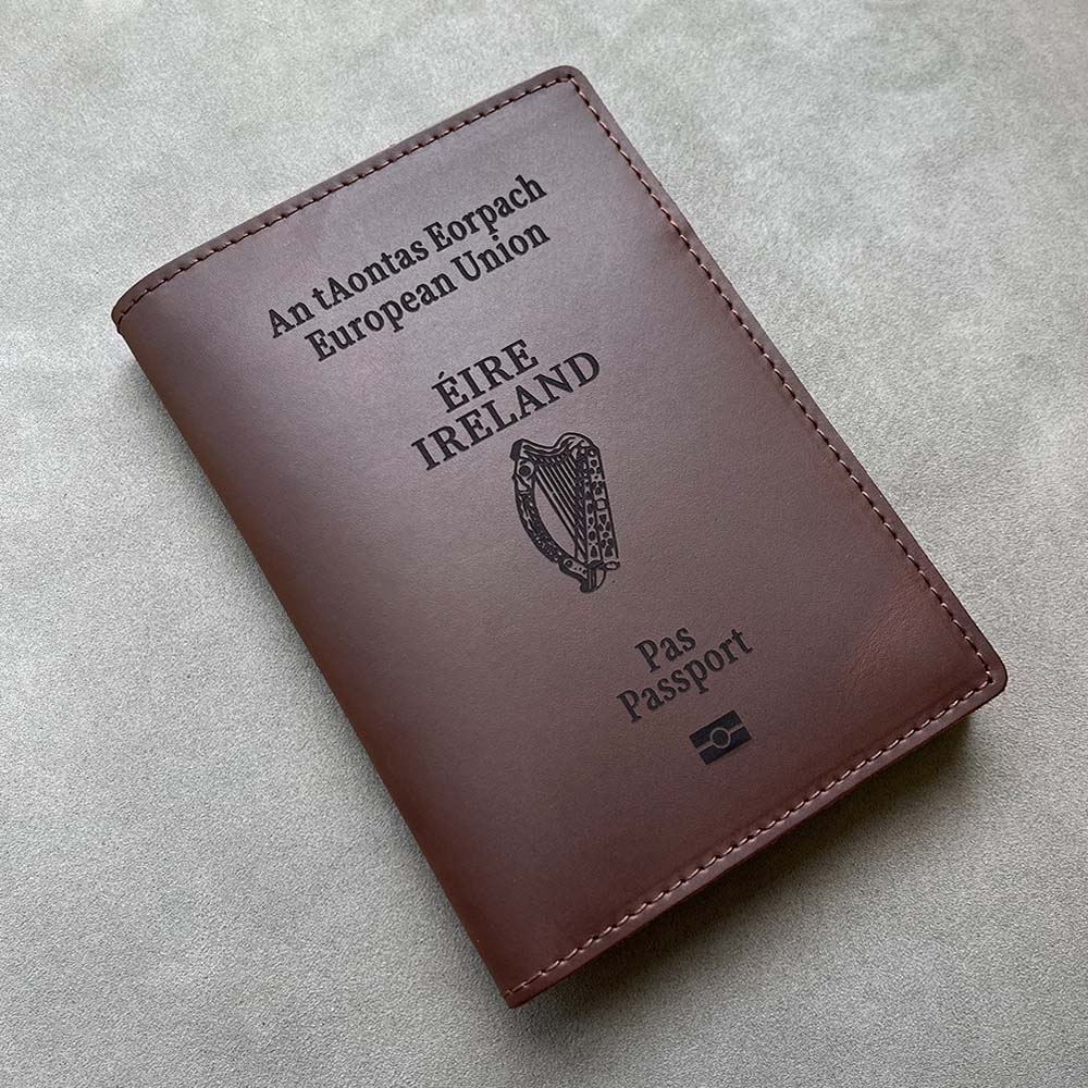 Travel Accessories Ireland - Spersonalizowana skórzana irlandzka okładka na paszport