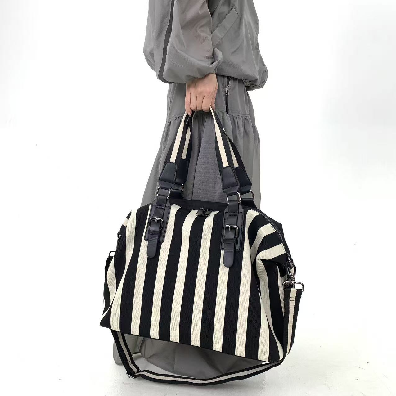 Modna damska torebka w paski,  – Travel Accessories B&M recenzja i cena